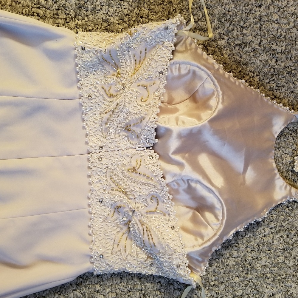 Ivory full length evening gown. - Picture 3 of 8